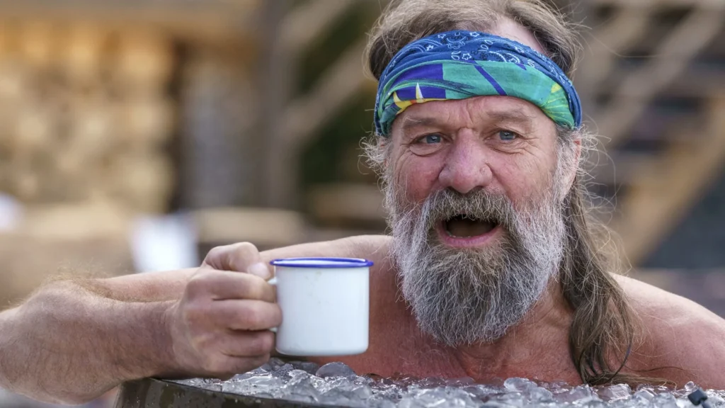 wim hof dricker kaffe medans han badar i isbad för hälsa och återhämtning